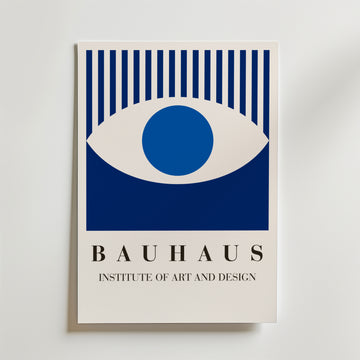 Bauhaus Blue Eye Poster från Bozetto visar ett blått och vitt abstrakt öga ovanför 