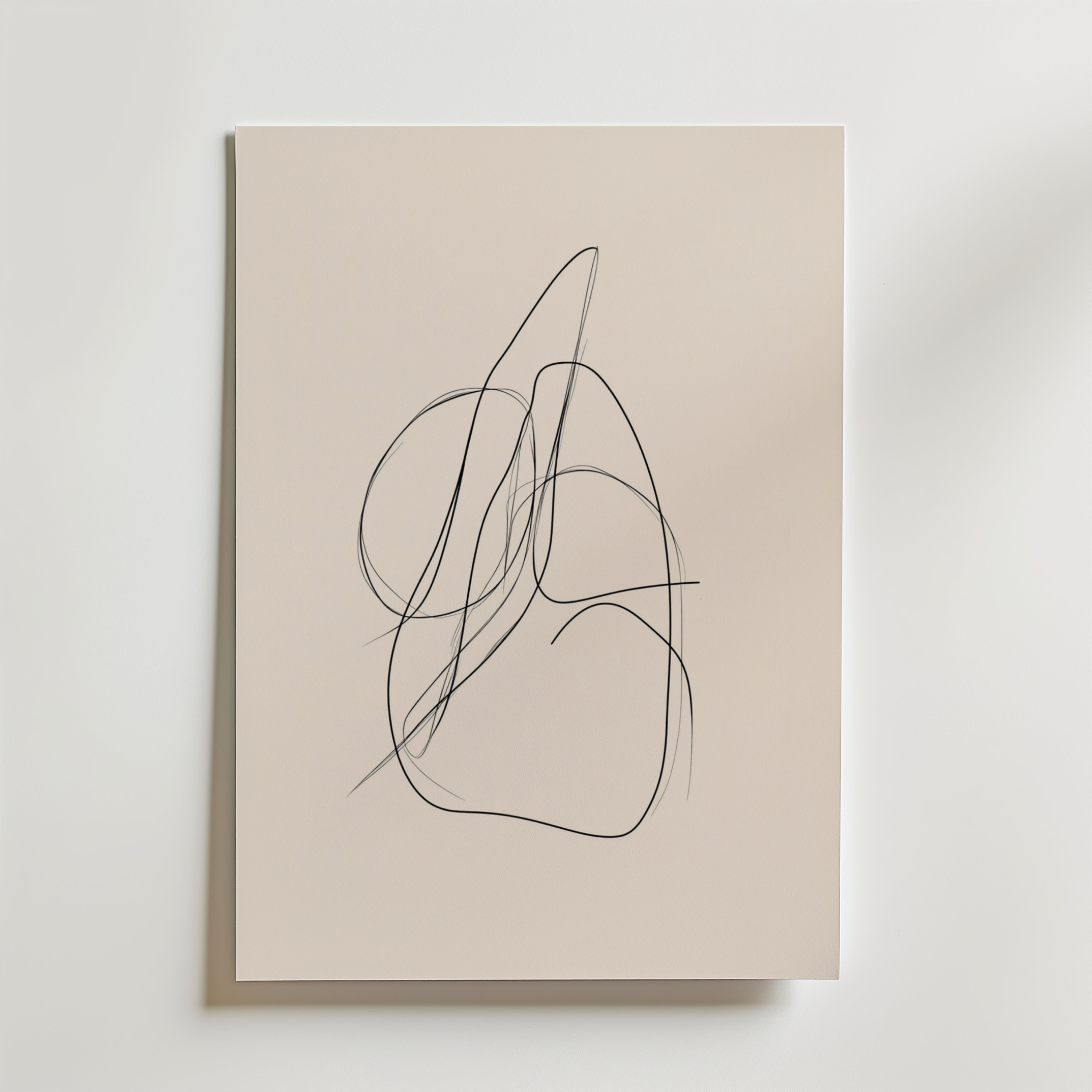 Bozetto Soft Motion Poster har tunna, överlappande svarta linjer som bildar abstrakta former på premiumpapper - en perfekt minimalistisk accent för en ljusbeige kvadratisk canvas, perfekt för att ge stil till en vit vägg.