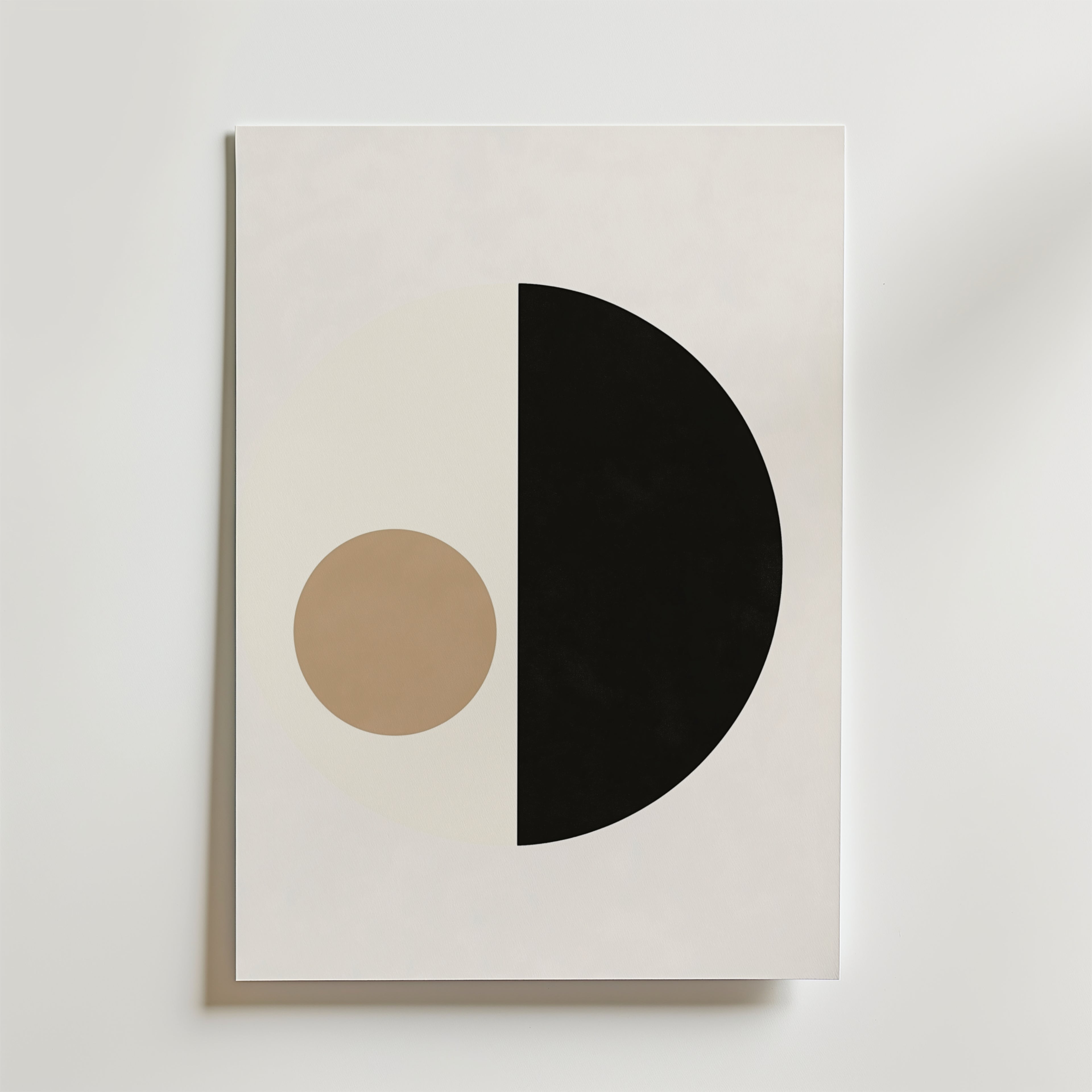 Half Moon Balance Poster" av Bozetto har en stor svart halvcirkel och en mindre beige cirkel på en vit bakgrund. Detta minimalistiska konstverk är tryckt på premiumpapper för en elegant och sofistikerad look.