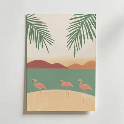 Postern Flamingo Bay Poster från Bozetto föreställer tre flamingos på en sandstrand med grönt vatten, rosa berg och palmblad. Tryckt på premiumpapper för en lyxig matt finish.