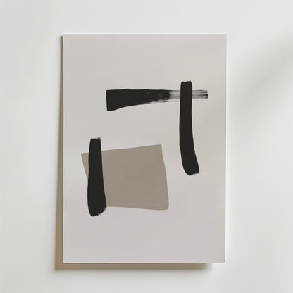Geometric Flow Poster by Bozetto är ett minimalistiskt abstrakt print med tre svarta penseldrag och en grå rektangel på vit botten, tryckt på FSC-certifierat premiumpapper för hållbarhet.