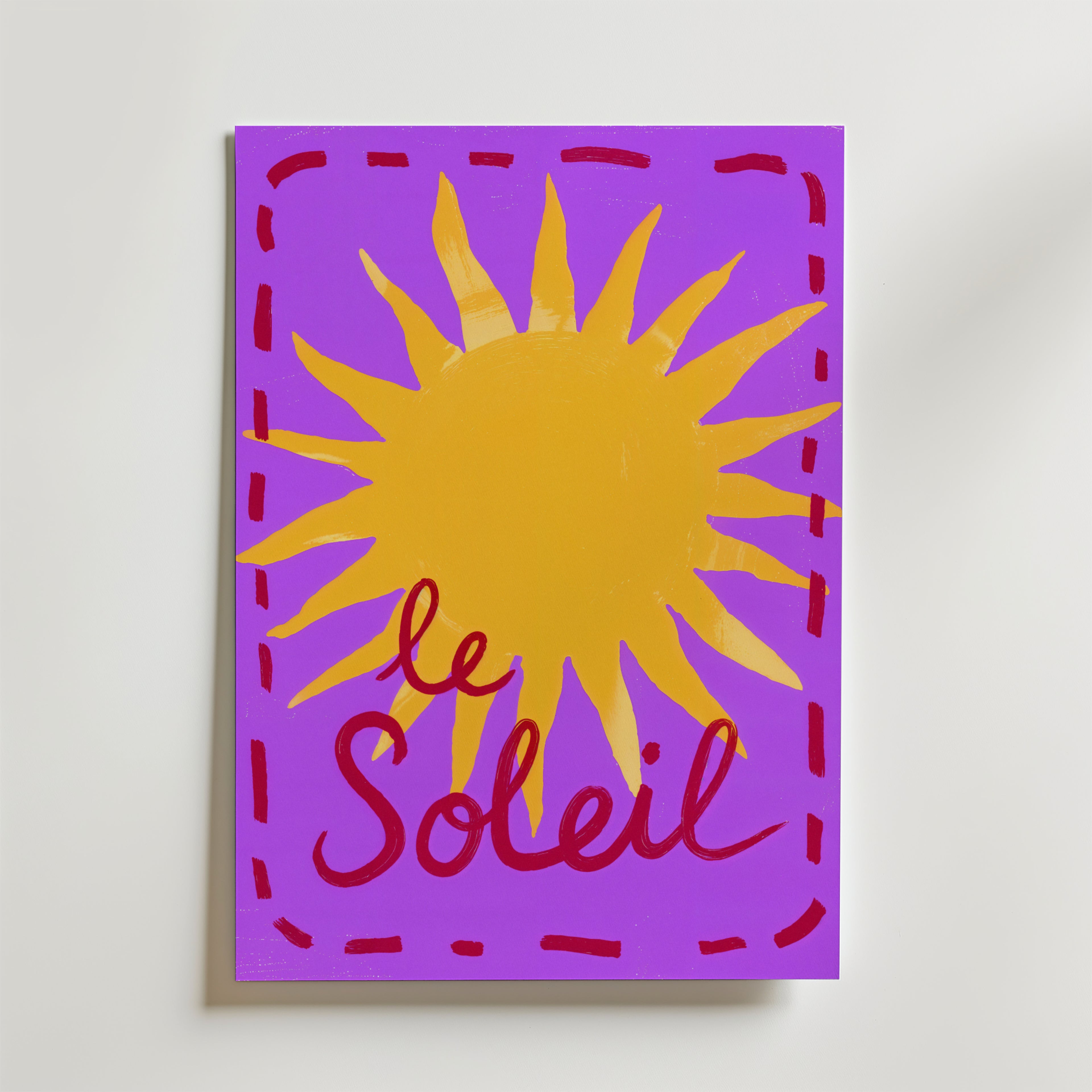 Bozetto Le Soleil Sun Poster har en ljusgul sol med vågiga strålar på en lila bakgrund, röd kursiv "Le Soleil" text och en röd streckad kant - perfekt som en färgstark konst solmotiv poster.