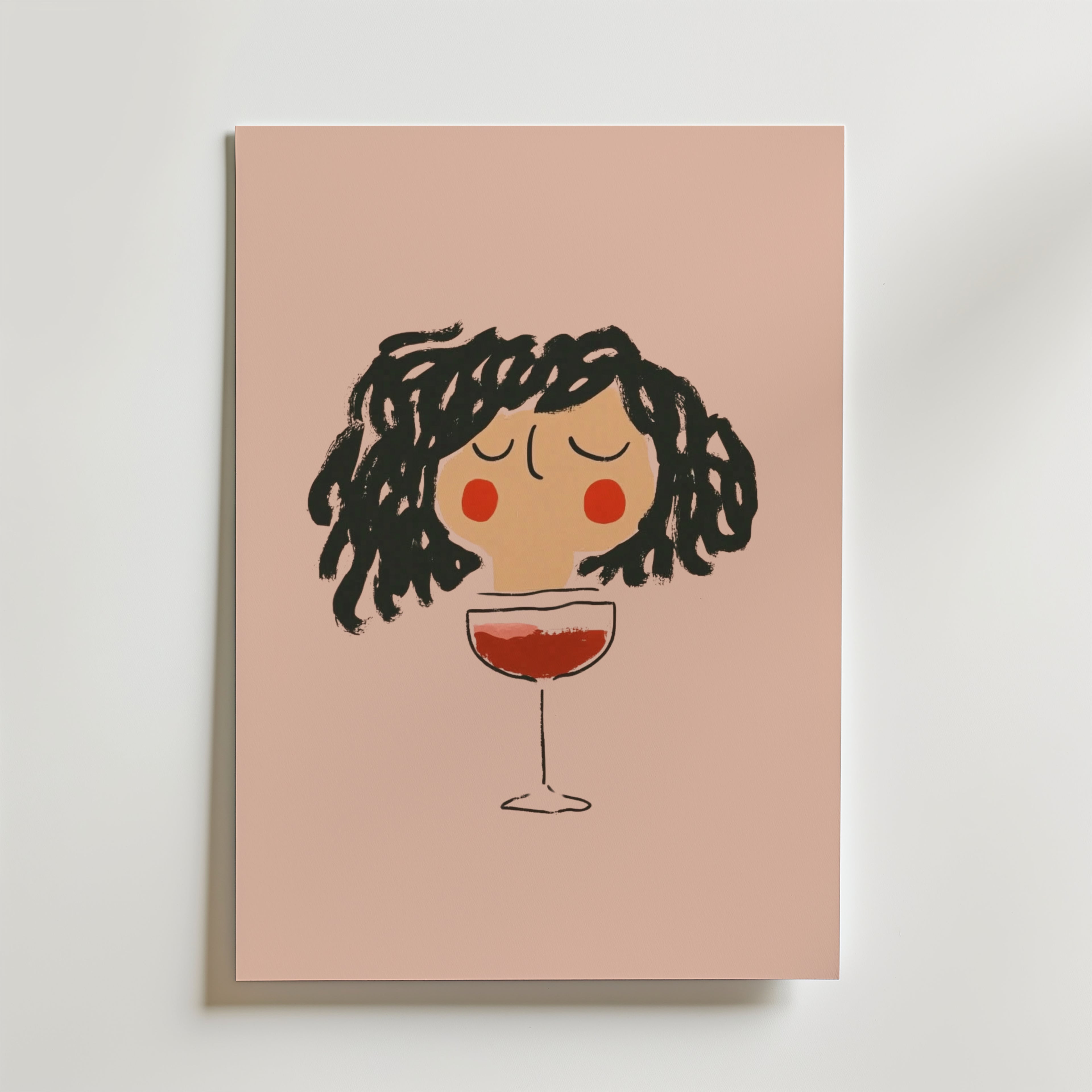 Curly Wine Mood Poster från Bozetto föreställer en person med lockigt svart hår, röda kinder och slutna ögon ovanför ett glas rött vin på en rosa bakgrund, tryckt på premiumpapper med lyxigt matt yta för en lyxig finish.