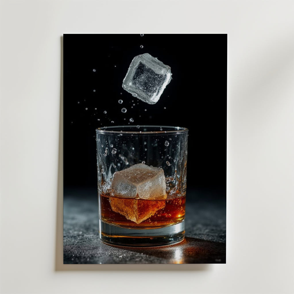 Ett glas whiskey med is står på en mörk yta medan en annan isbit stänker i luften ovanför - en dynamisk stil som fångar Bozettos Whiskey In Motion Drink Poster, tryckt på matt yta premiumpapper.