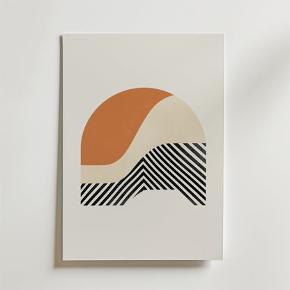 Postern Bold Horizon från Bozetto föreställer en stor båge med rostfärgade, beigea och svarta ränder på en vit bakgrund. Tryckt på högkvalitativt FSC-certifierat premiumpapper för hållbar kvalitet.