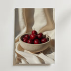 Ceramic Cherry Poster från Bozetto föreställer en beige keramikskål med röda körsbär på ett mjukt vitt tyg som framhäver den matta ytan i svagt ljus. Postern är tryckt på premiumpapper och ger en lugn, minimalistisk touch till ditt rum.
