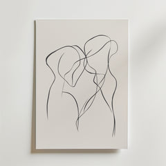 Entwined Souls Poster by Bozetto har minimalistisk line art av två abstrakta figurer som står inför varandra, med eleganta svarta linjer på en vit bakgrund tryckt på premiumpapper för en modern touch.