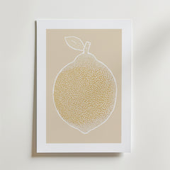 Pearfection Poster by Bozetto: ett minimalistiskt konsttryck av ett päron med ett blad, konturer i vitt med prickig textur på ljus beige, tryckt på FSC-certifierat premiumpapper och placerat mot en vit yta.