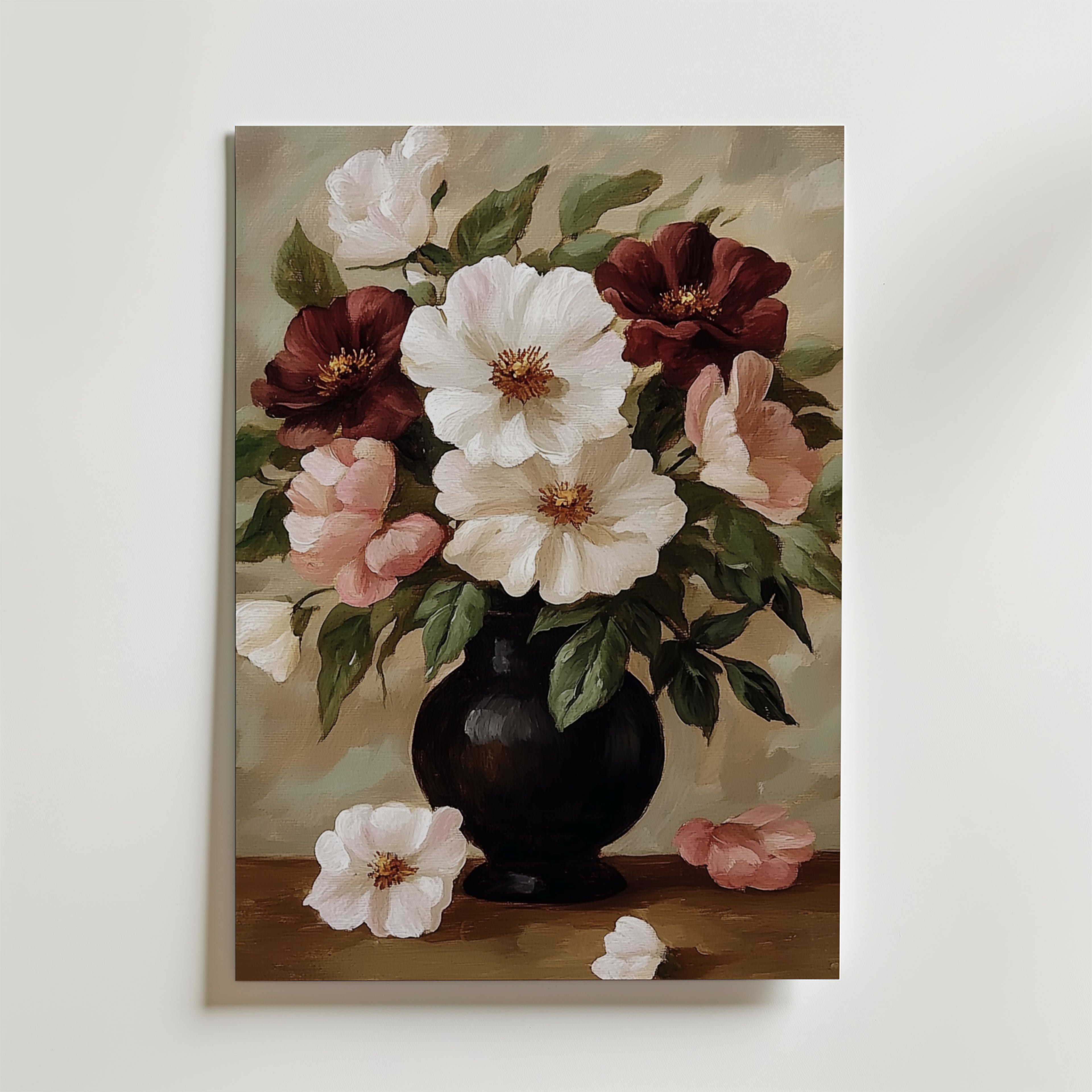 Oljemålningen Bozetto Floral No.2 Poster föreställer en svart vas med vita, rosa och mörkröda blommor och gröna blad. Blombladen sprider sig på träet nedanför, mot en mjuk bakgrund för en harmonisk atmosfär.