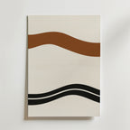 Boho Rhythm Poster by Bozetto har en beige bakgrund med en tjock brun vågig linje upptill och två tunna svarta vågiga linjer nedtill, tryckt på premiumpapper för bohemisk konst.