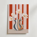Postern Warm Harmony Poster från Bozetto föreställer fem vita blommor med orange mitt i en vågigt randig vas mot en röd och vit randig bakgrund. Det här abstrakta, minimalistiska stillebenet ger djärv färg till alla utrymmen.
