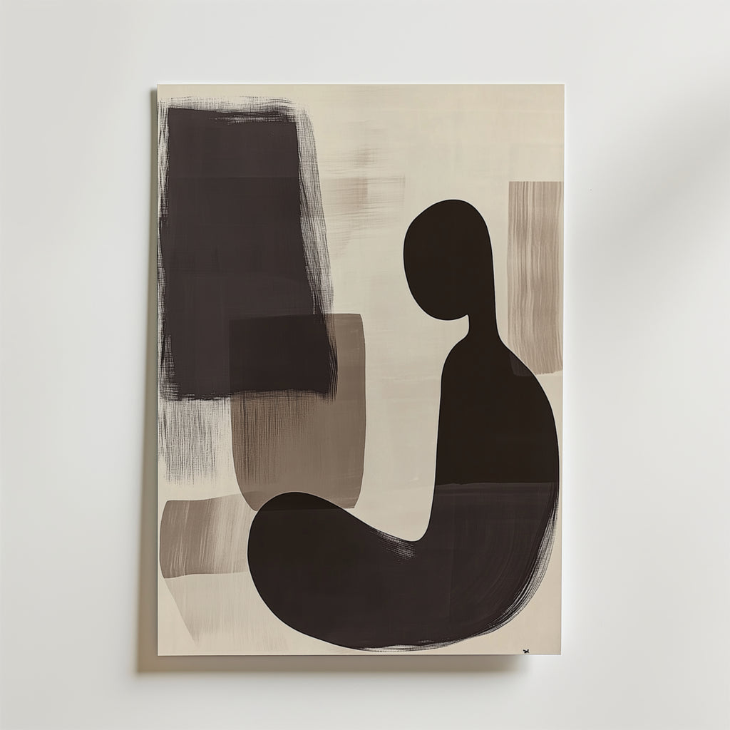 Abstract Solitude Poster by Bozetto har en mörk böjd silhuett som liknar en sittande figur på en ljus bakgrund med beige och bruna penseldrag. Tryckt på premiumpapper för en lyxig matt finish.