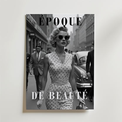 Epoque De Beaute Poster av Bozetto visar en snygg kvinna i prickig klänning och solglasögon på en gata i staden, med ett svartvitt tidningsomslag tryckt på FSC-certifierat premiumpapper.