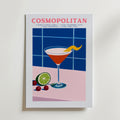 Bozetto Cosmopolitan Cocktail Poster föreställer ett martiniglas med en citrontwist, tranbär, limeskiva och recept på premiumpapper mot blå kakelplattor - ett stilfullt tillägg till din inredning.