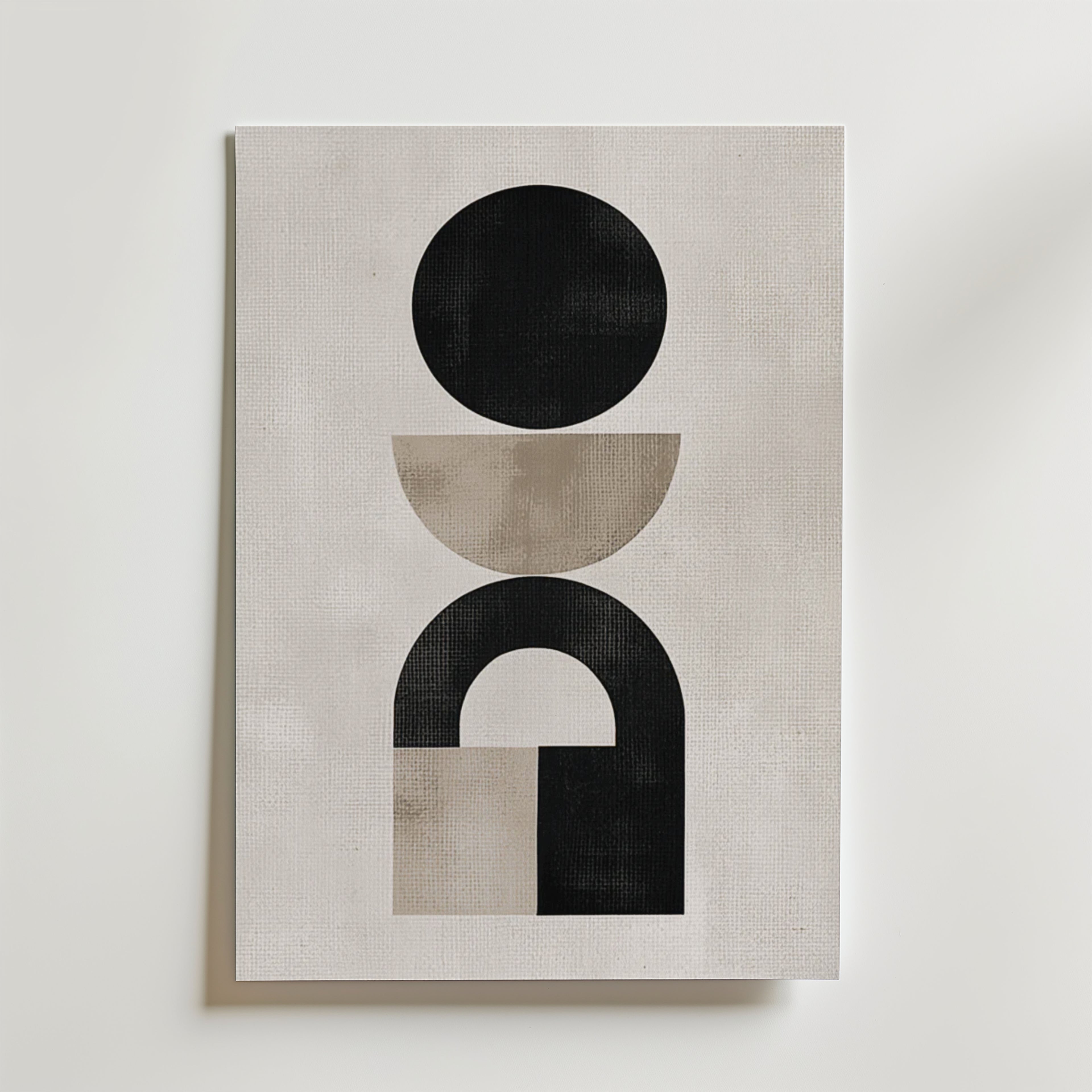 Skapa en modern känsla i ditt rum med affischen Abstract Geometric Harmony Poster från Bozetto med en svart cirkel, grå halvcirkel och välvda former på texturerat benvitt papper - en minimalistisk, elegant och högkvalitativ inredning.