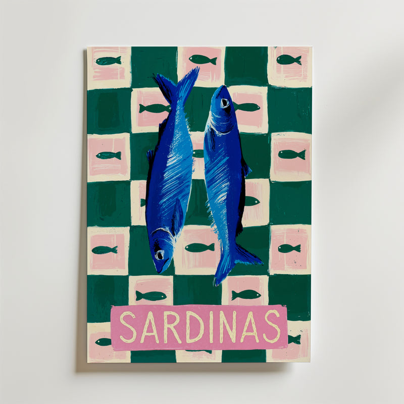 Bozetto Sardinas Fish Poster föreställer två blå sardiner på en grön och rosa rutig bakgrund med svarta fiskikoner och texten "SARDINAS", en blandning av popkonst och nautisk affischstil.