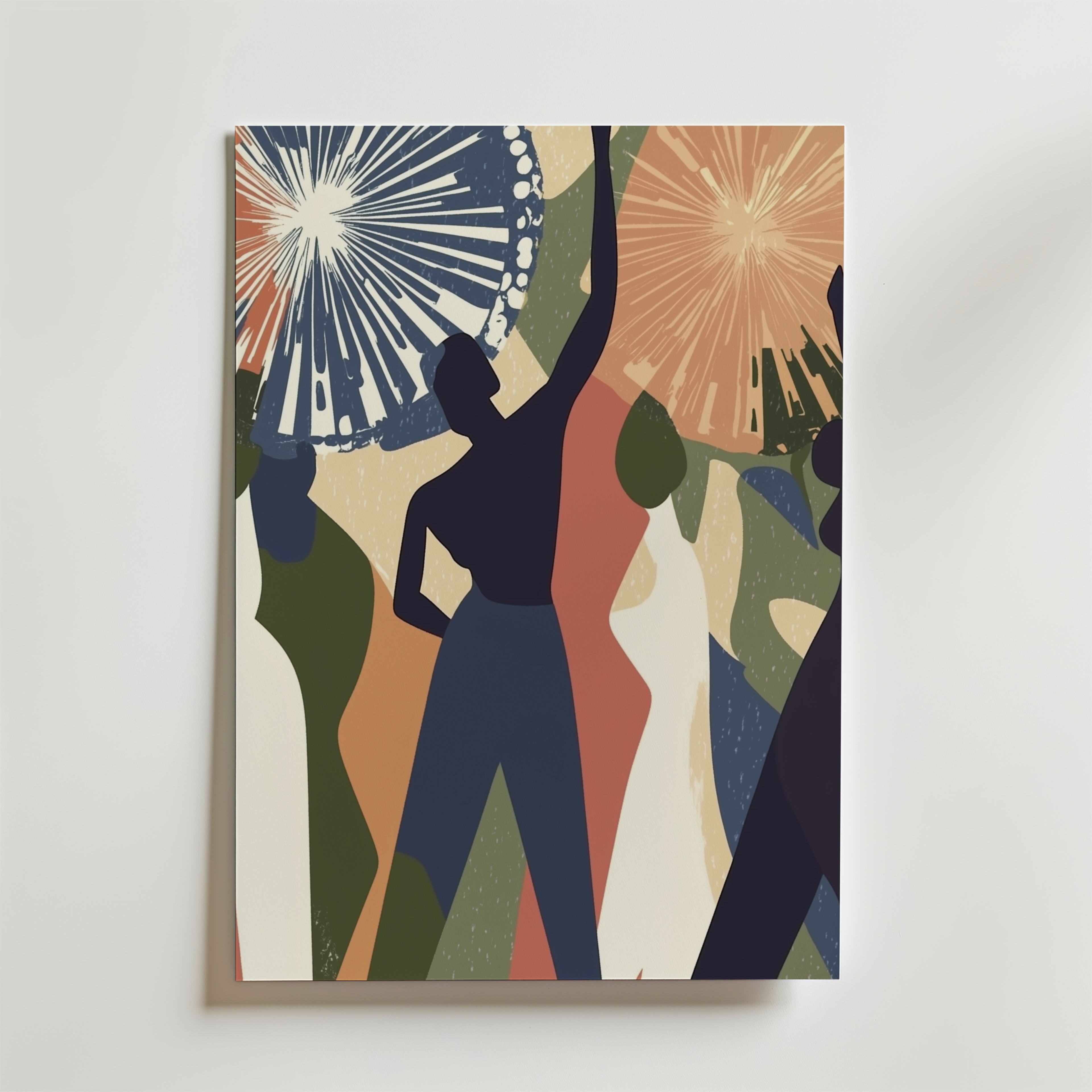 Bozetto Disco Mirage Poster föreställer siluettfigurer som dansar med höjda armar mot en livfull bakgrund av stora, strålande former i blått, grönt och varma jordtoner, tryckt på premiumpapper.