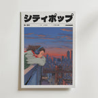 Bozetto "Echoes at Dusk Poster" föreställer en illustrerad flicka med hörlurar som lutar sig ut på en balkong och tittar på en stadssilhuett i skymningen. Japansk text accentuerar den varma orange och blå himlen ovanför.