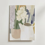 Magnolia Bloom Poster by Bozetto föreställer en minimalistisk vit tekanna framför pastelliga magnoliablommor med mjuka toner av grädde, lavendel, grönt och beige, tryckt på premiumpapper med en elegant matt finish.