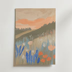 Flower Field Poster från Bozetto visar en fridfull äng på en sluttning i solnedgången, med en orange-peach himmel och livfulla vildblommor i blått, korall och vitt, tryckt på premiumpapper.