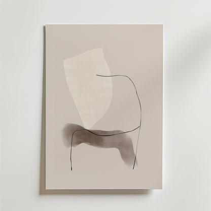 Neutral Flow Poster från Bozetto har minimalistisk abstrakt konst på premiumpapper med en beige bakgrund, ljus form, genomskinligt grå penseldrag och tunna svarta kurvor - perfekt för modern inredning med matt yta.