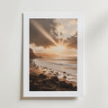Bozetto Where the Ocean Breaks Poster föreställer en strand- och solscen, vackert tryckt på FSC-certifierat premiumpapper med en lyxig matt finish för enastående kvalitet.