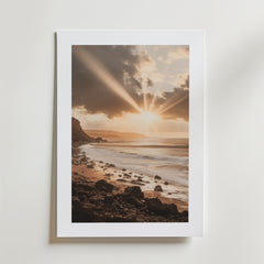 Bozetto Where the Ocean Breaks Poster föreställer en strand- och solscen, vackert tryckt på FSC-certifierat premiumpapper med en lyxig matt finish för enastående kvalitet.