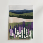 Bozetto Flowers in Field No.2 Poster föreställer böljande kullar, en mörkgrön skog och avlägsna berg med stiliserade lila och vita blommor i förgrunden, tryckt på FSC-certifierat premiumpapper.