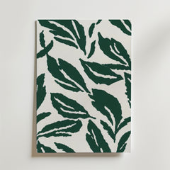 Green Leaves Poster från Bozetto har djärva, mörkgröna överlappande bladmönster på FSC-certifierat premiumpapper, vilket ger en livlig och miljövänlig design.