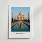 Bozetto Taj Mahal Poster visar det ikoniska mausoleet i vit marmor och dess reflektion, elegant märkt med "Taj Mahal" och dess plats, och tryckt på FSC-certifierat premiumpapper för en minimalistisk look.