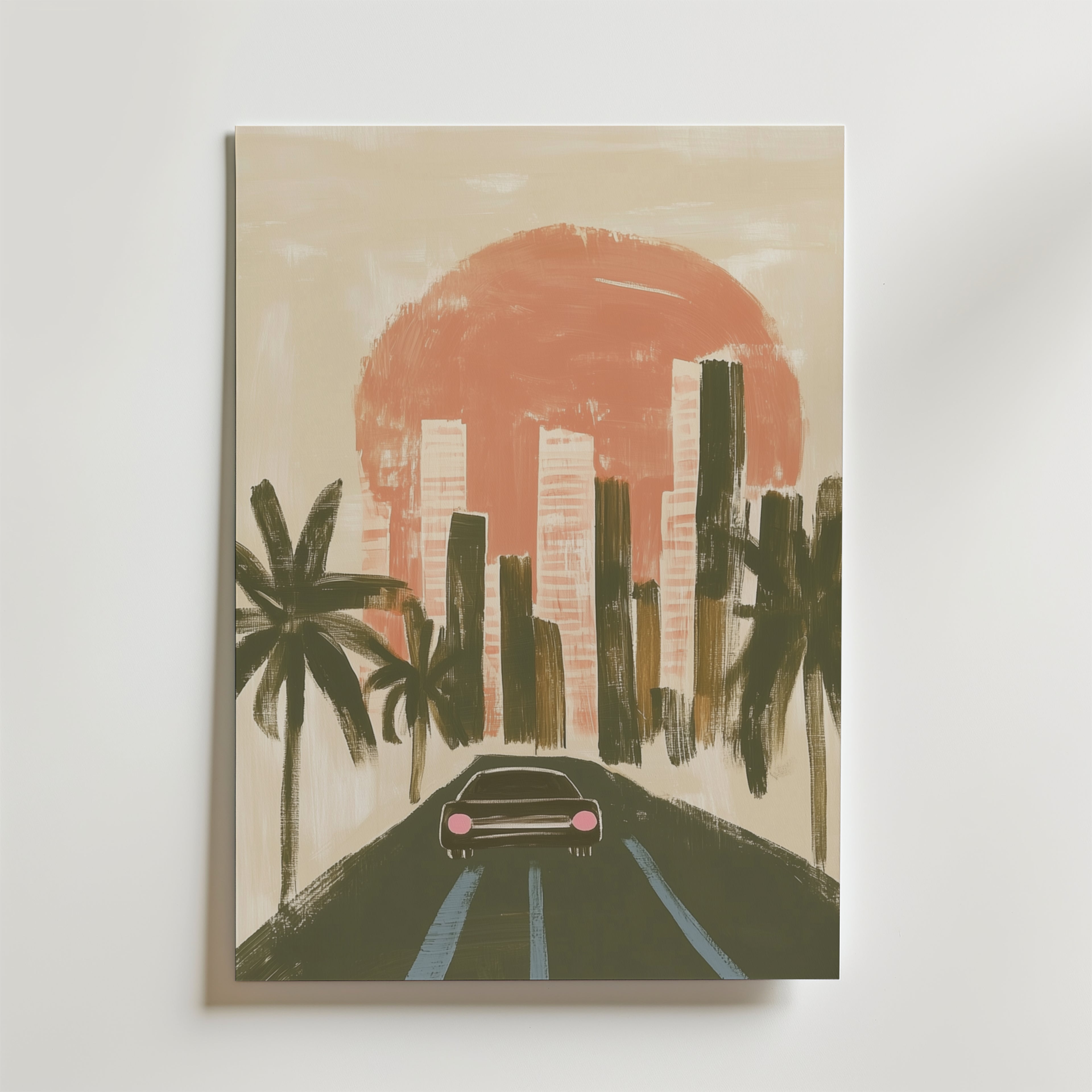 På Golden Hour Exit Poster från Bozetto ser du en svart bil på väg mot en stadssiluett med palmer, mot en stor orange sol. Detta abstrakta konstverk i matt yta använder pastellfärger och är tryckt på premiumpapper.