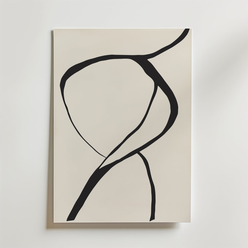 Bozetto Bold Silhouette Poster har djärva svarta böjda linjer på en ljusbeige bakgrund med en lyxig matt finish, vilket skapar en elegant, minimalistisk look som förhöjer alla utrymmen.