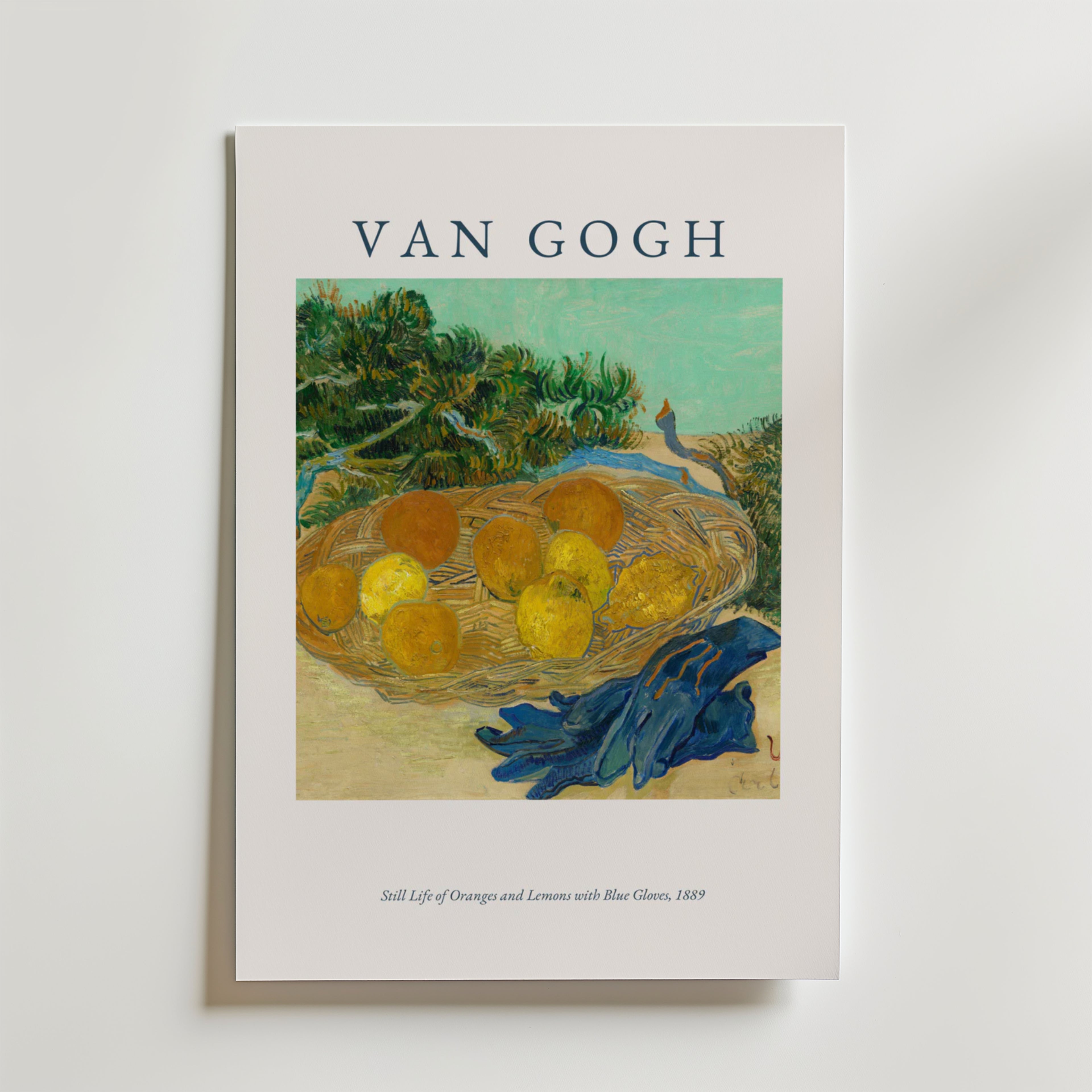 Bozetto Van Gogh Oranges And Lemons Poster på premiumpapper visar upp korgar med citrusfrukter, blå handskar och bladverk, med konstnärens namn och konstverkets titel snyggt presenterade.