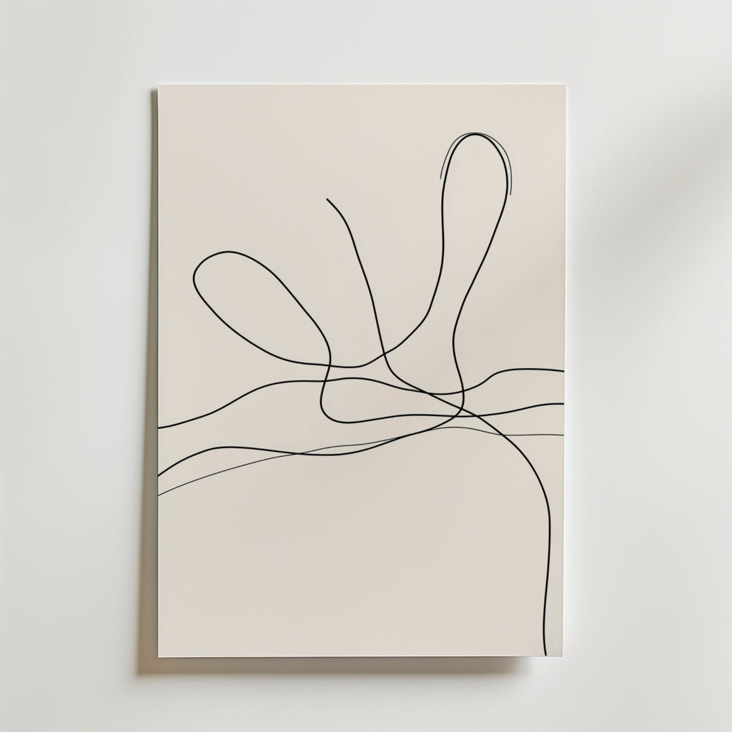 Bozetto Free Flowing Lines Poster har tunna, slingrande svarta linjer på en ljusbeige bakgrund för en abstrakt och minimalistisk look. Tryckt på FSC-certifierat premiumpapper med en lyxigt matt yta.