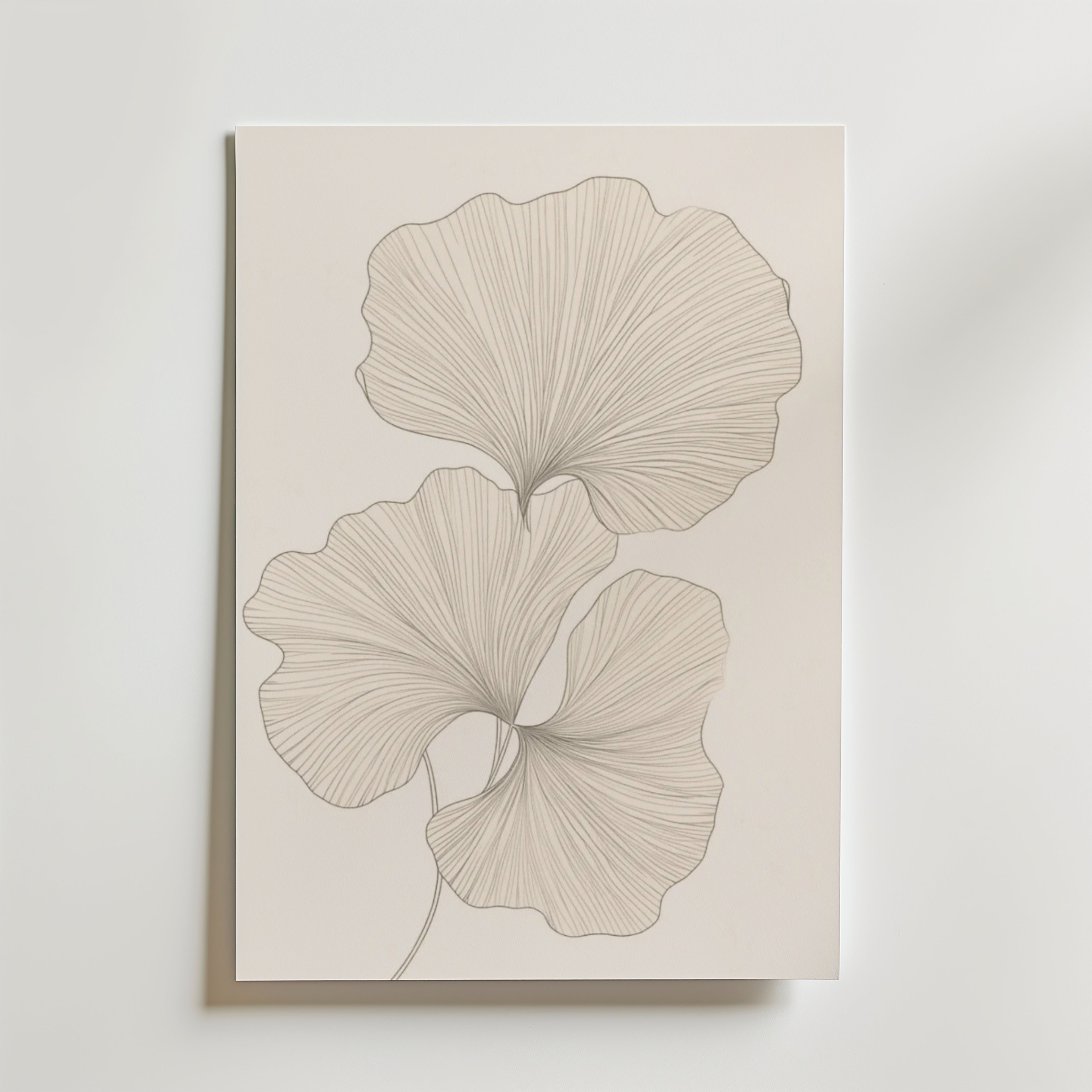 Ginkgo Leaf Poster by Bozetto visar tre överlappande ginkgoblad med fina, delikata linjer på en vit bakgrund, tryckt på FSC-certifierat premiumpapper som framhäver bladens ådror och organiska former i en minimalistisk stil.