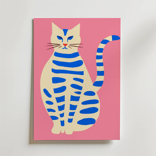 Blue Striped Cat Poster från Bozetto föreställer en krämfärgad katt med blå ränder som sitter upprätt med en alert blick och lång svans på en rosa bakgrund - perfekt för att addera skandinavisk stil till din inredning.