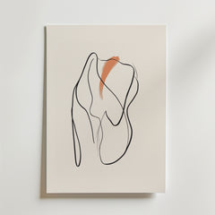 Brush of Flame Poster by Bozetto är ett minimalistiskt abstrakt konstverk på premiumpapper med flytande svarta linjer och organiska former på en ljus bakgrund, markerad av ett djärvt rödbrunt penseldrag för en lyxig matt finish.