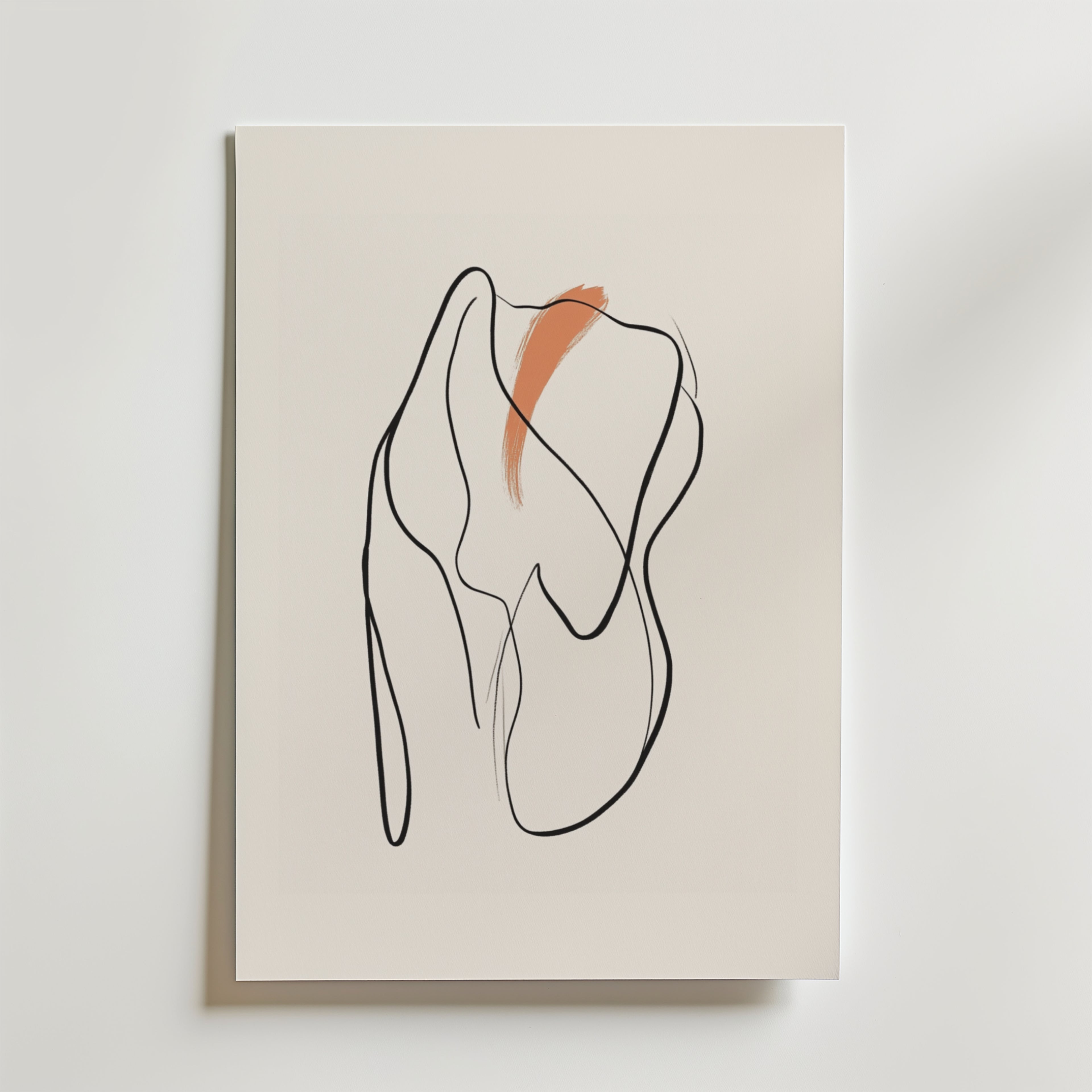 Brush of Flame Poster by Bozetto är ett minimalistiskt abstrakt konstverk på premiumpapper med flytande svarta linjer och organiska former på en ljus bakgrund, markerad av ett djärvt rödbrunt penseldrag för en lyxig matt finish.