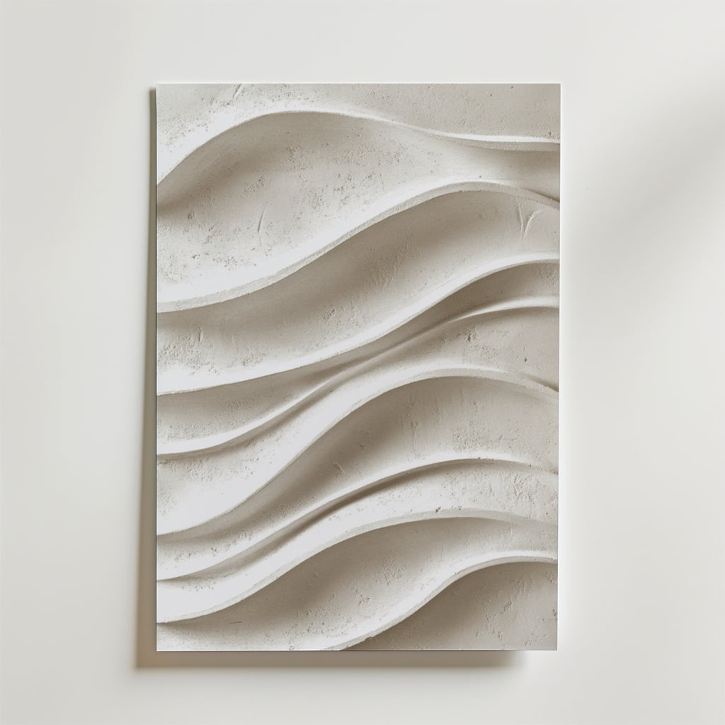 Flowing Silence Poster by Bozetto har ett texturerat vitt material med mjuka, vågliknande mönster i relief som skapar djup och rörelse, tryckt på premiumpapper för en lyxig matt finish.