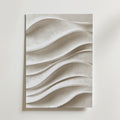 Flowing Silence Poster by Bozetto har ett texturerat vitt material med mjuka, vågliknande mönster i relief som skapar djup och rörelse, tryckt på premiumpapper för en lyxig matt finish.
