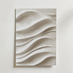 Flowing Silence Poster by Bozetto har ett texturerat vitt material med mjuka, vågliknande mönster i relief som skapar djup och rörelse, tryckt på premiumpapper för en lyxig matt finish.