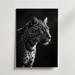 Precious Tiger Poster från Bozetto föreställer en svartvit tiger som blickar åt höger, med sina slående ränder mot en mörk bakgrund. Affischen är tryckt på FSC-certifierat premiumpapper med lyxigt matt yta och hänger i en enkel ram på en enfärgad vägg.