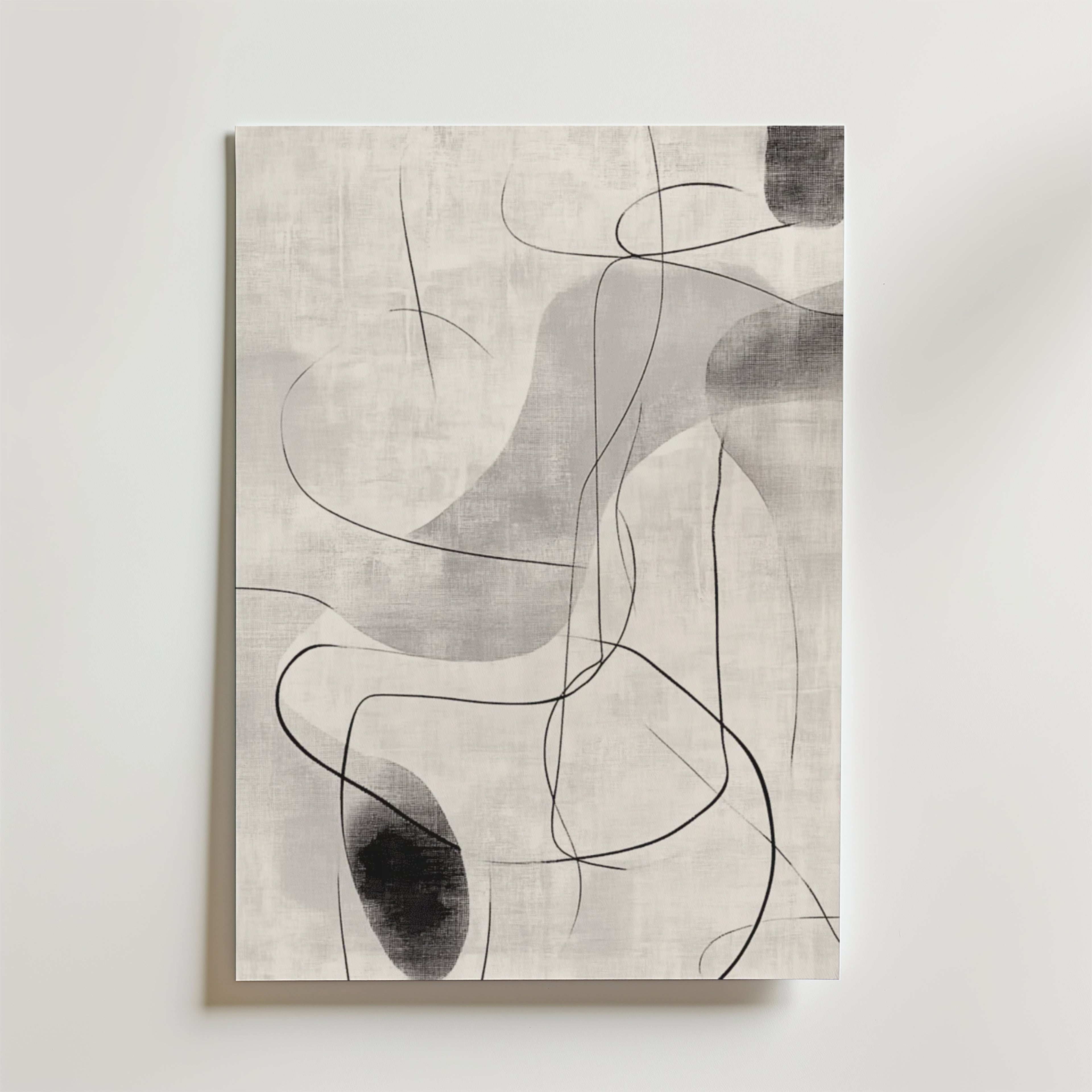 Bozetto Monochrome Flow Poster har abstrakta flytande svarta och grå linjer på vitt, tryckt på FSC-certifierat premiumpapper med en lyxigt matt yta för ett minimalistiskt och elegant utseende.