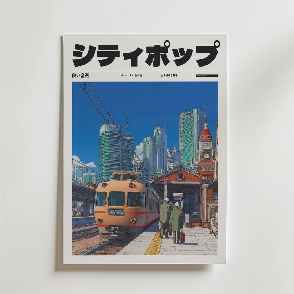 Bozetto Urban Pulse Poster visar ett retrotåg på en stadsstation med väntande passagerare, moderna skyskrapor, fet japansk text och en klarblå himmel, och fångar Tokyos livliga energi i ett slående, modernt konstverk.