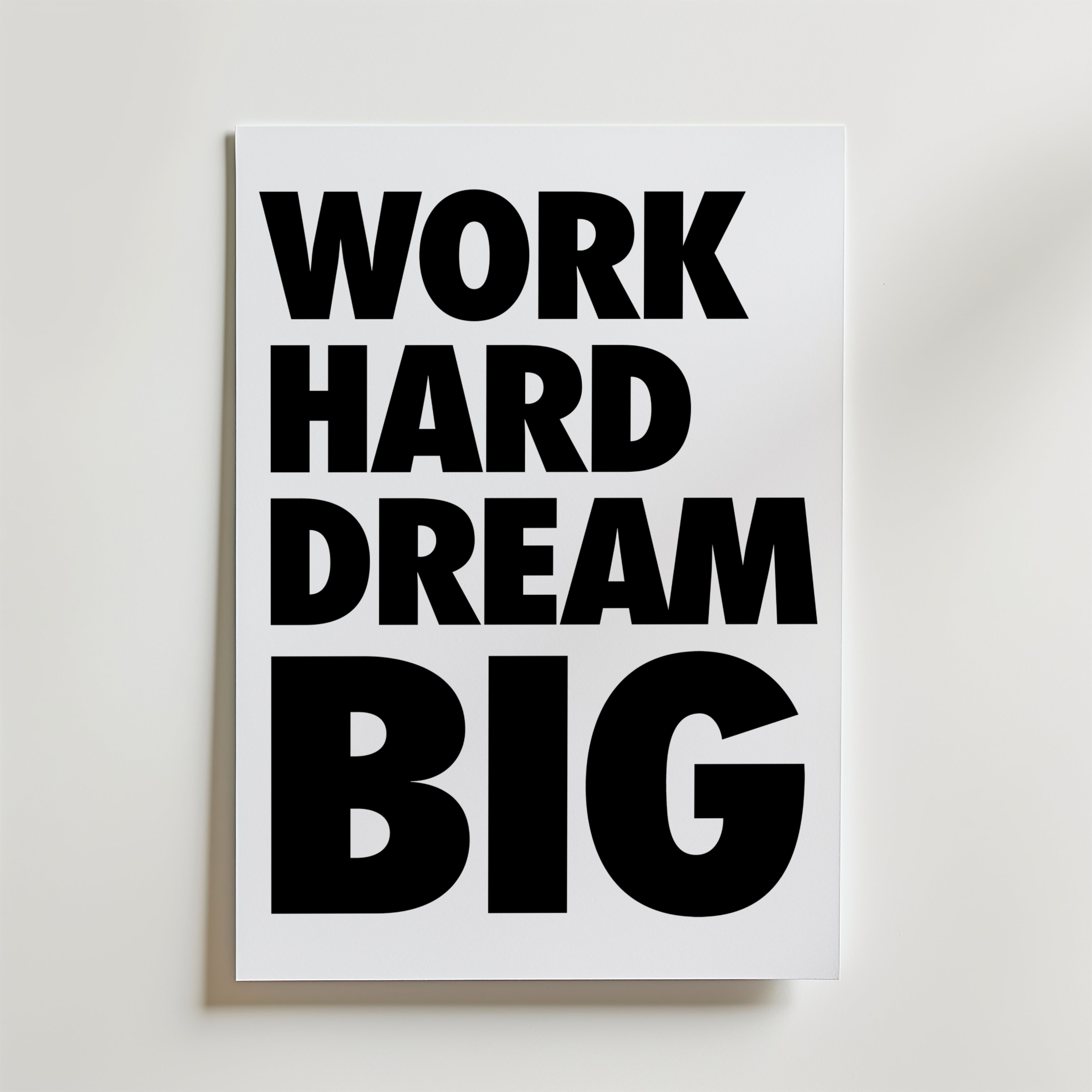 Work Hard Dream Big Poster – En djärv och kraftfull typografiposter där orden tar plats.
