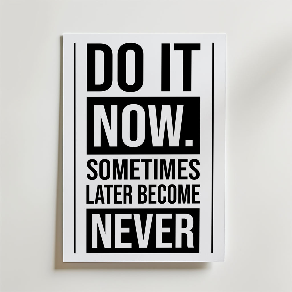 Do It Now Poster – En strukturerad och kraftfull layout där “NOW” får maximal visuell tyngd.