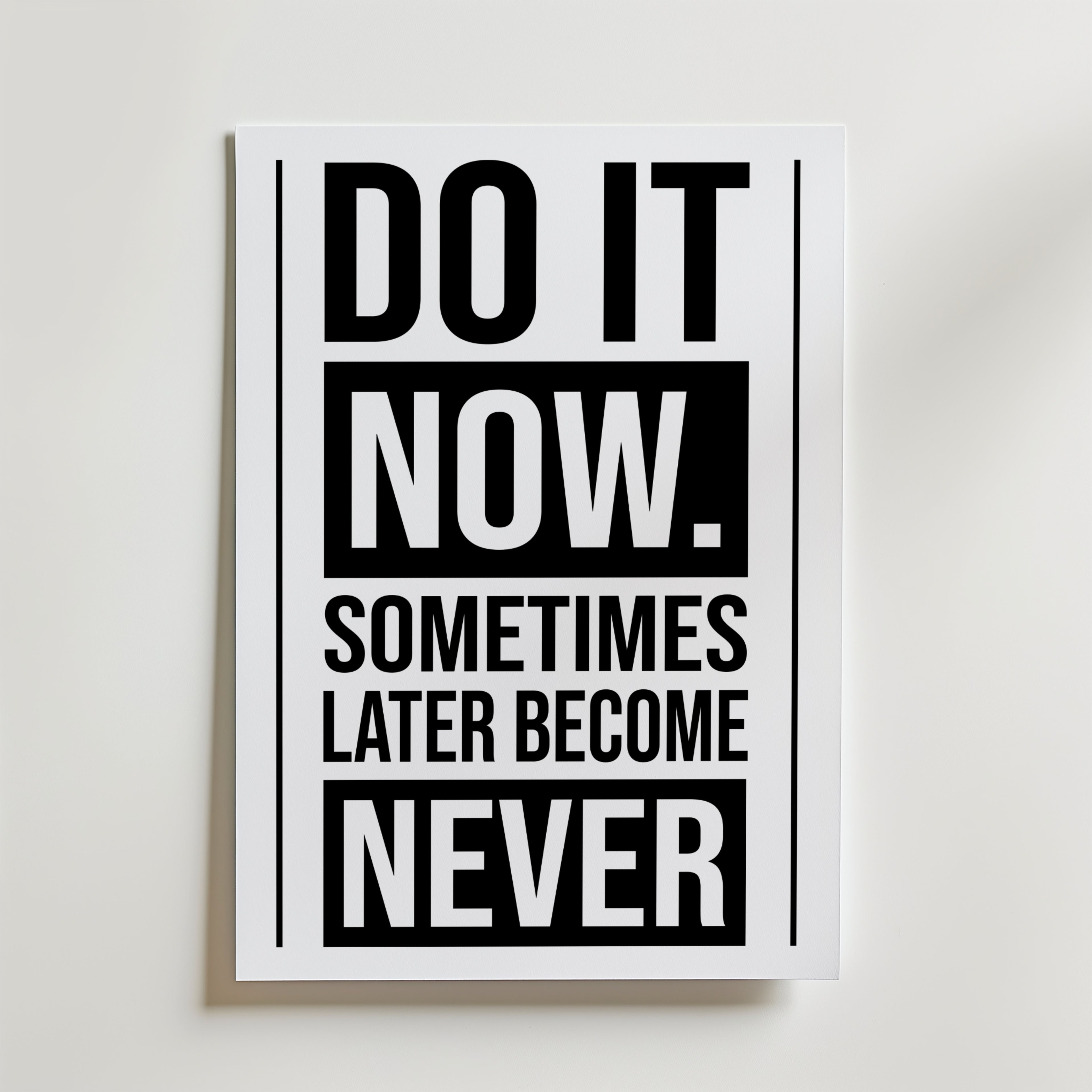 Do It Now Poster – En strukturerad och kraftfull layout där “NOW” får maximal visuell tyngd.