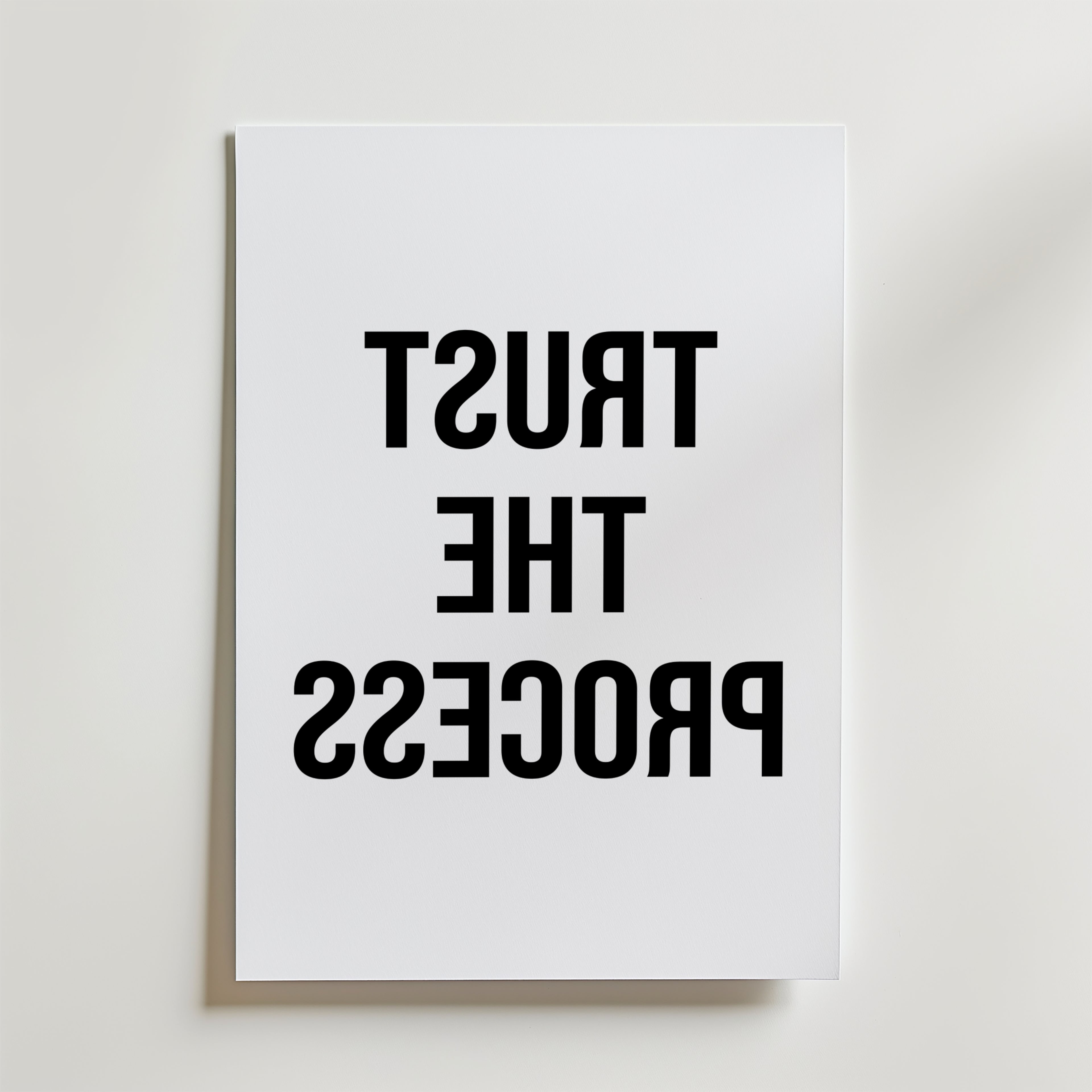 Trust The Process (Mirror Edition) Poster – En minimalistisk och konceptuell poster där budskapet spegelvänds – bokstavligen.