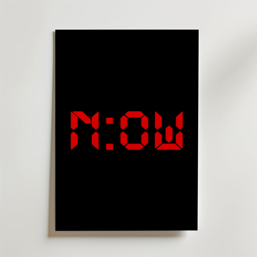 Now Poster – En stilren och kraftfull poster med digital klocktypografi i lysande rött mot svart