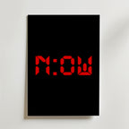 Now Poster – En stilren och kraftfull poster med digital klocktypografi i lysande rött mot svart